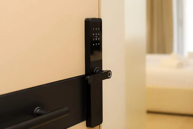 Serratura elettronica a codice sulla porta d’ingresso